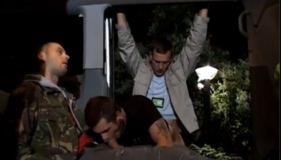 Homens do exército trepando com macho na van