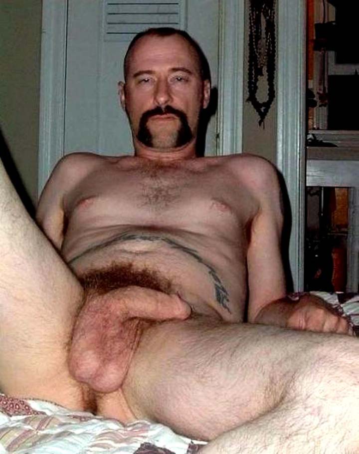 homem pelado pentelhudo