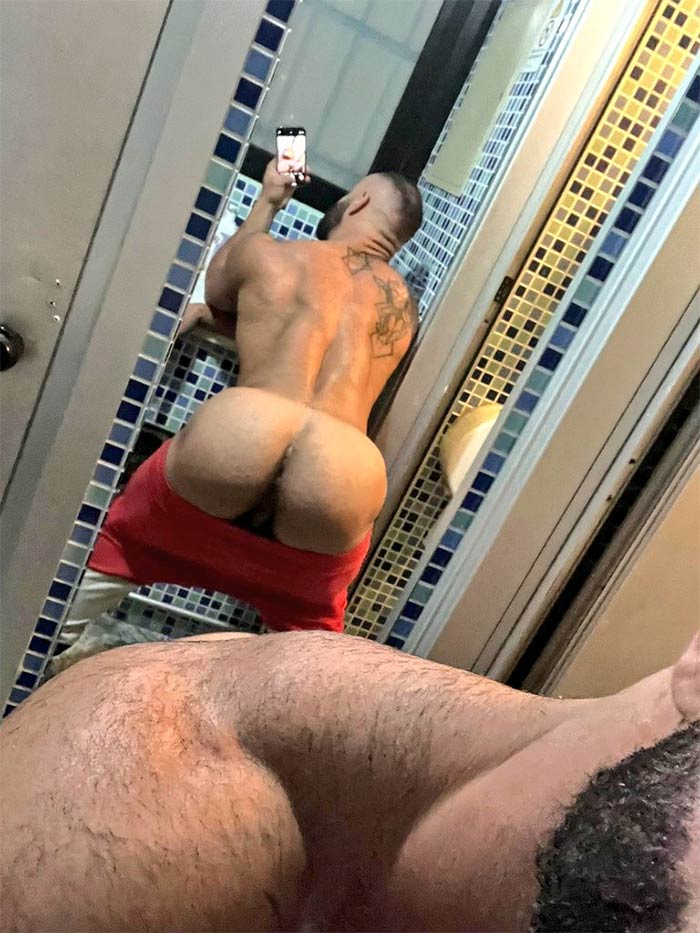 Masculo barbado bundao aberto banheiro