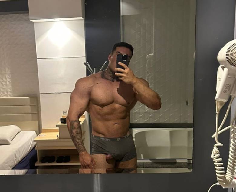 macho musculoso pelado banheiro hotel