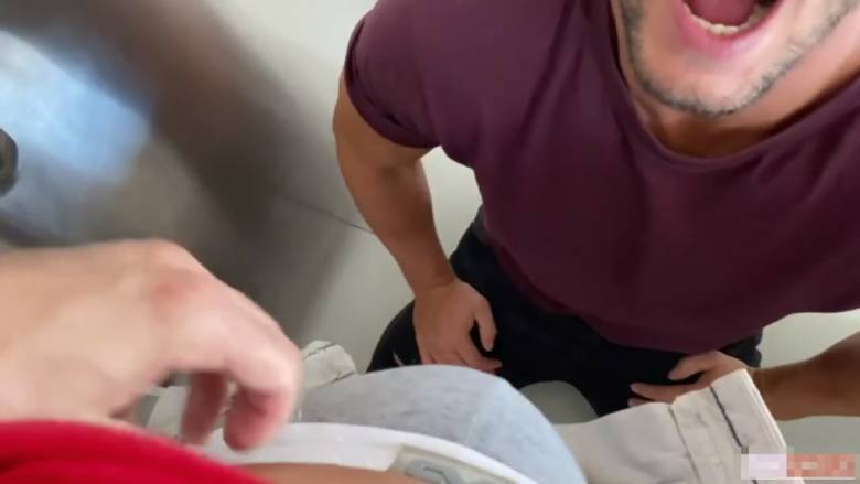 video gay Inquilino arregaçado no pau enorme proprietario imóvel 2