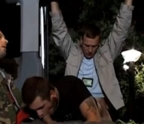 Homens do exército trepando com macho na van