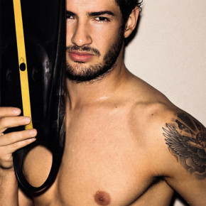 Alexandre Pato posa sem camisa para Vogue Brasil