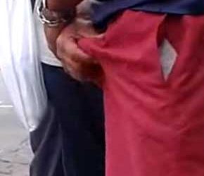 Machos de pau duro em locais públicos