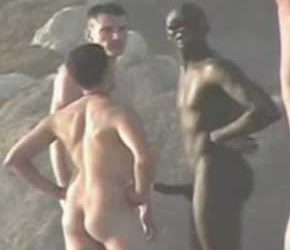 Machos pelados e de pau duro em praia de nudismo - Amador