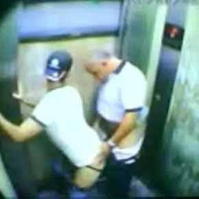 Spycam | Segurança flagra coroa metendo pica no putaço no elevador - Amador