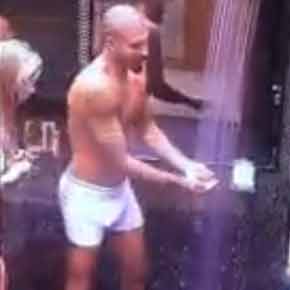 Manja Rola | Fernando do BBB 15 com pau meia bomba no banho - Veja o vídeo