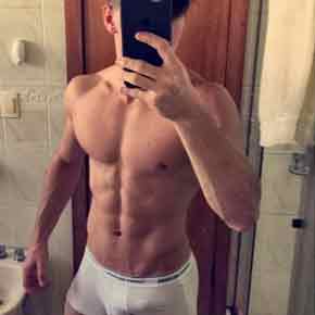 Pica dura no snapchat? Mc Biel de cueca branca garante a bronha do dia