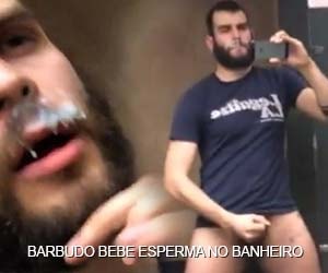 Barbudo bebe esperma de um desconhecido no banheiro público