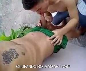 Boy da quebrada põe viado pra chupar no meio da rua