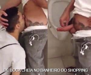 Enchendo a boca no banheiro do shopping