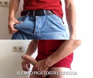 Alemão tirando o monstrão da calça jeans