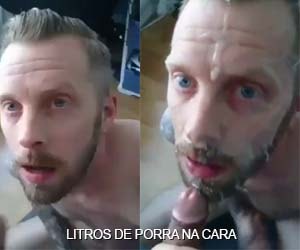 Loiro barbudo de olhos azuis leva litros de porra na cara