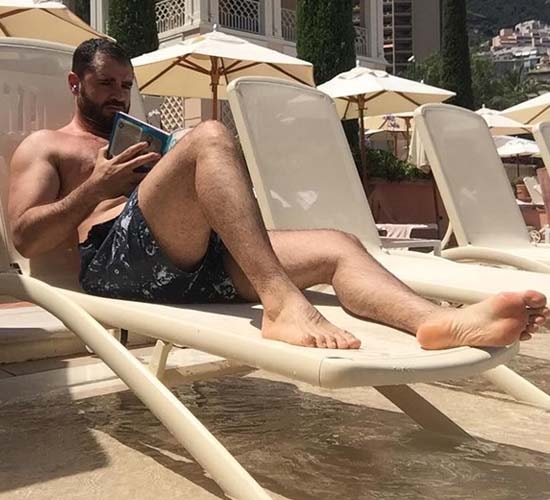 marcelo cosme pegando sol sem camisa pes lindos