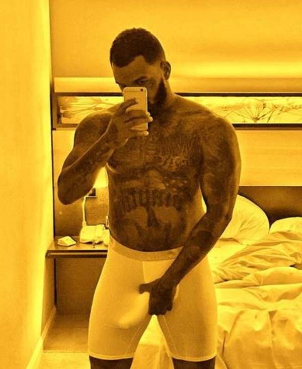 Pauzão do rapper The Game marcado na cueca branca