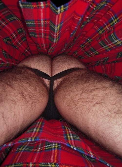 bunda peluda de homem usando kilt saia masculinas