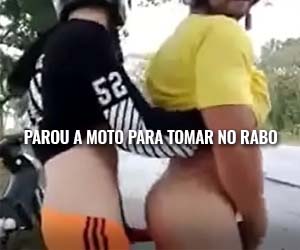 Mototaxista barbado cede a bunda pro garupeiro