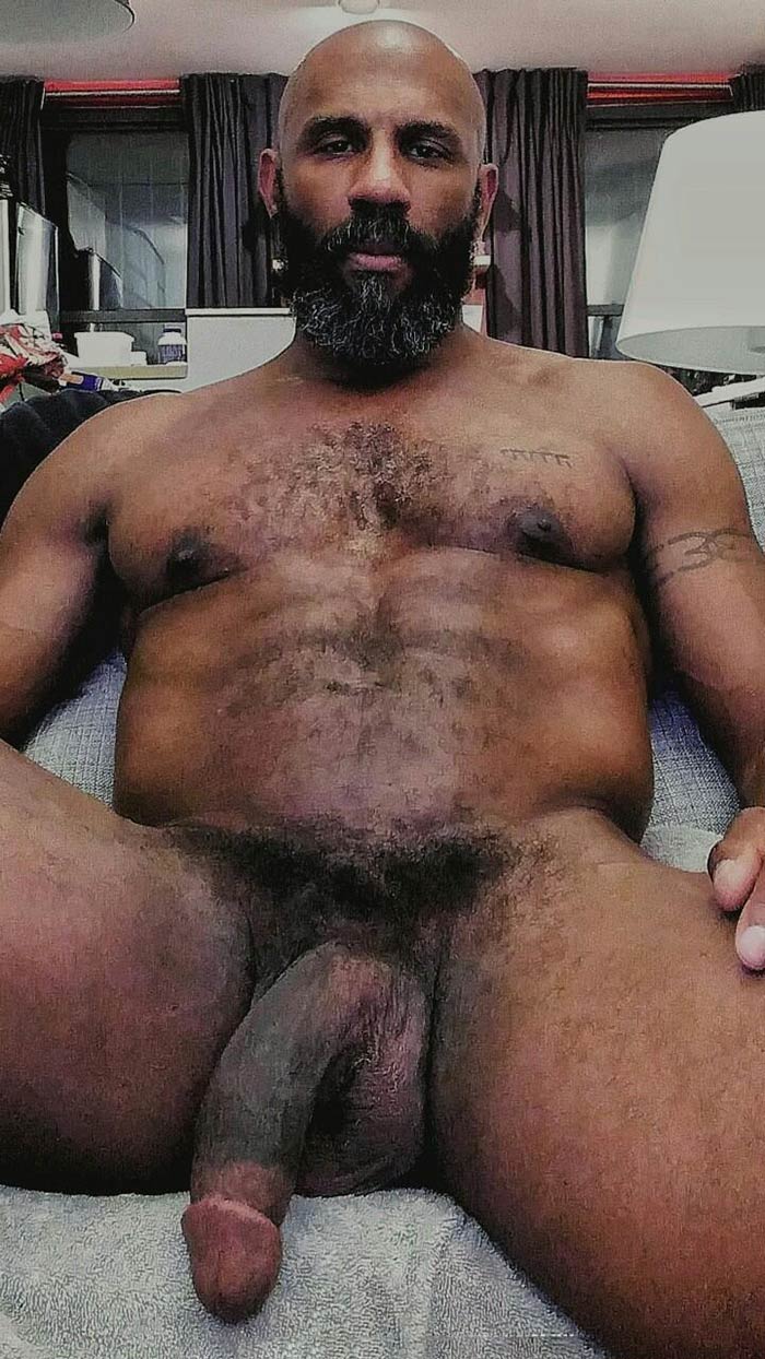 Negros Dotados: homem mais velho pelado mostrando pauzão peludo