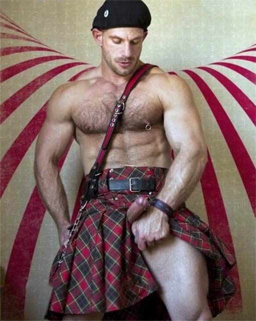 musculoso pelado homem de saia kilt