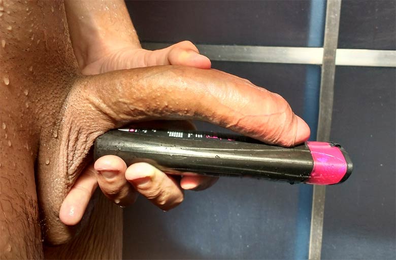 comparando rola com objeto penis torto